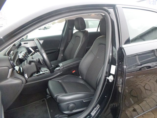 Fahrzeugabbildung Mercedes-Benz A 180 >AUT/NAVI/Sitzheiz/SR NEU<