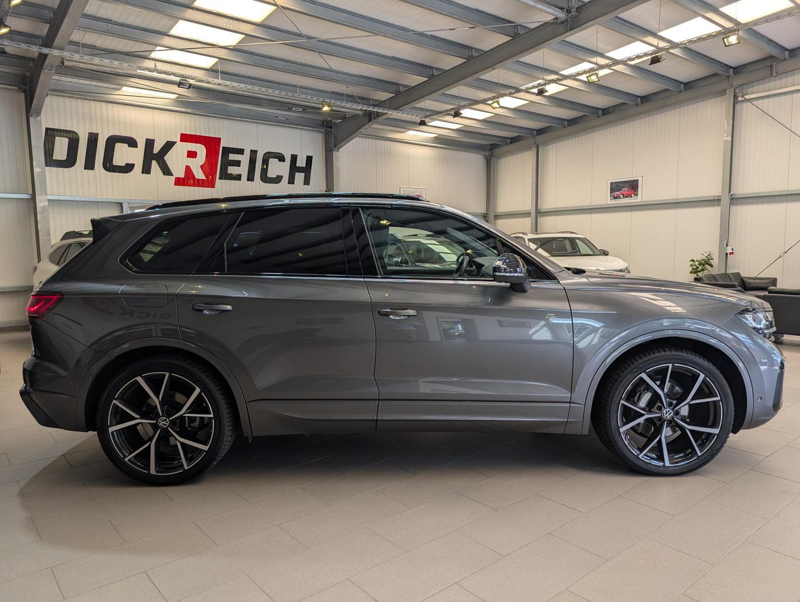 Fahrzeugabbildung Volkswagen Touareg 3.0TDI 4M R-Line VOLL Black 22" UPE 114T
