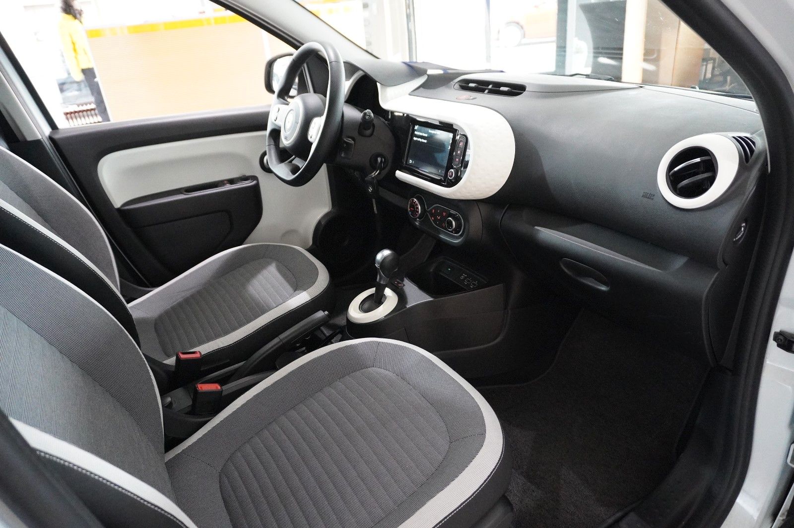 Fahrzeugabbildung Renault Twingo Equilibre Electric 22KWH NAVI/LED/DAB+