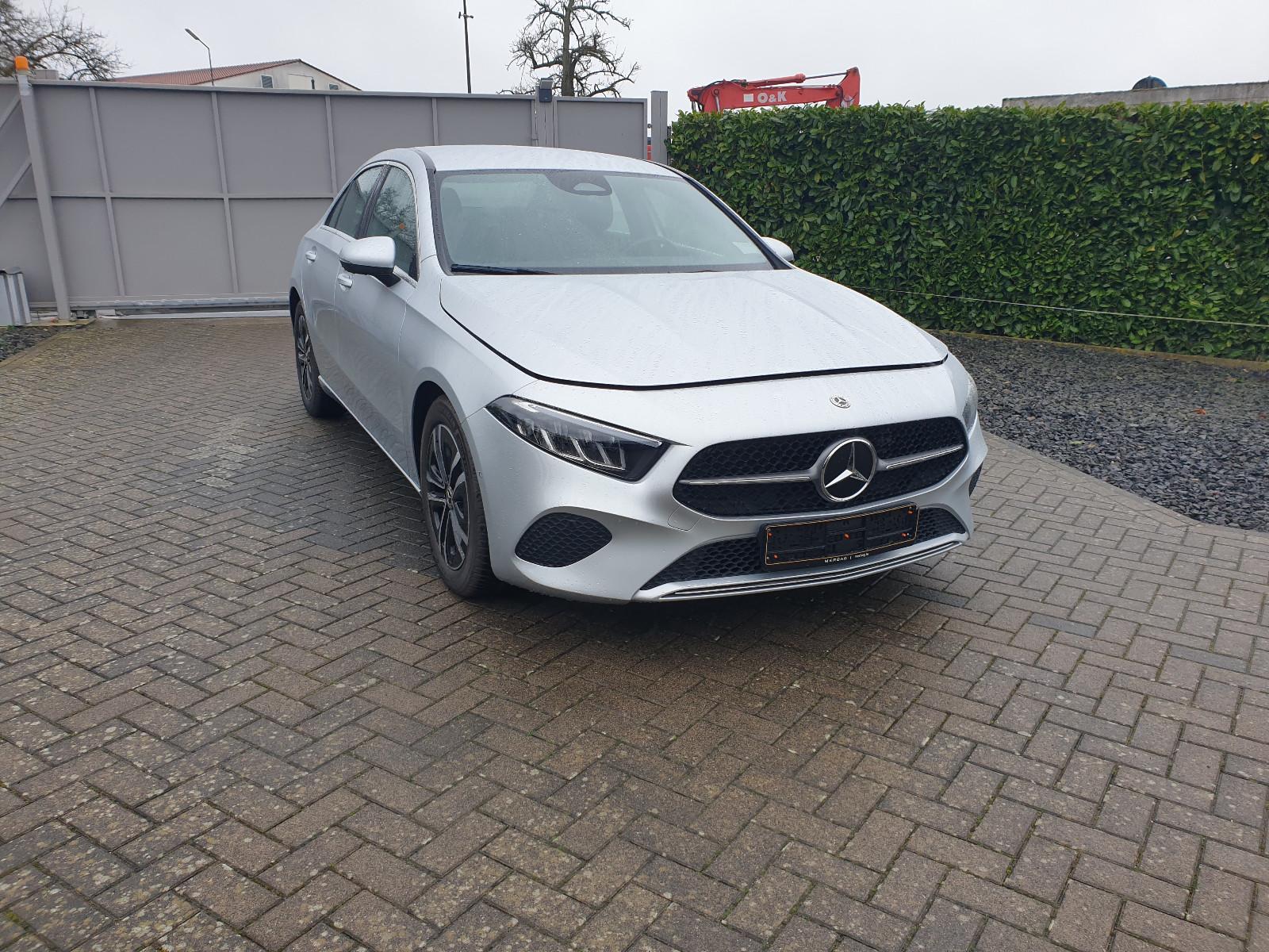 Mercedes-Benz A 180 DCT Limousine