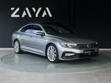 Volkswagen Passat 2.0 TDI R-Line Limousine*PANO*VIRTUAL*AHK - Volkswagen Passat: Limo