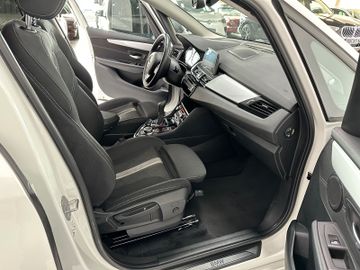 Fahrzeugabbildung BMW 218d Navi Parkassistent HiFi LM Sportsitze LED