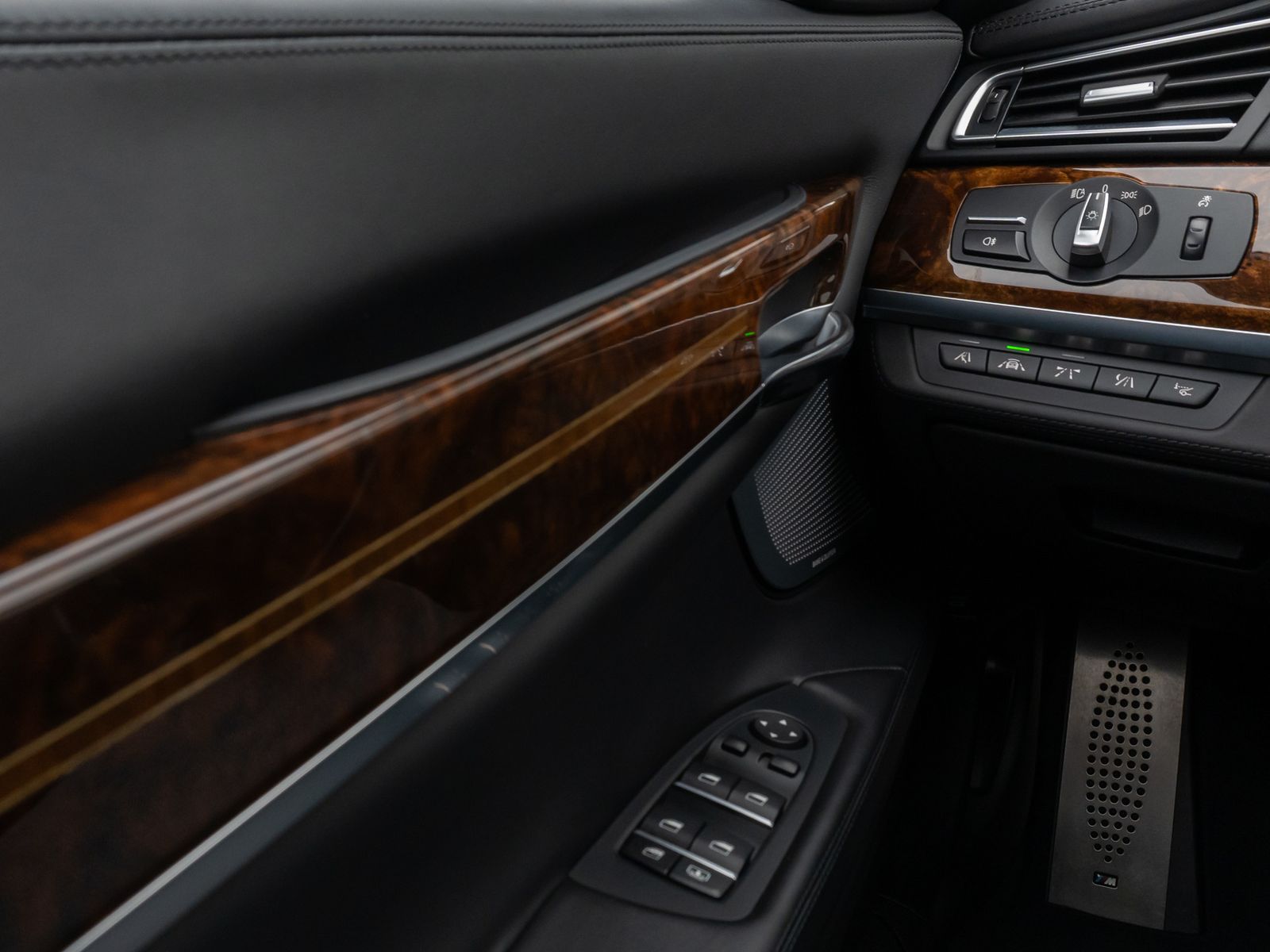 Fahrzeugabbildung BMW 760 Li M Sport Glasdach B&O HUD SoftCl NightVisi