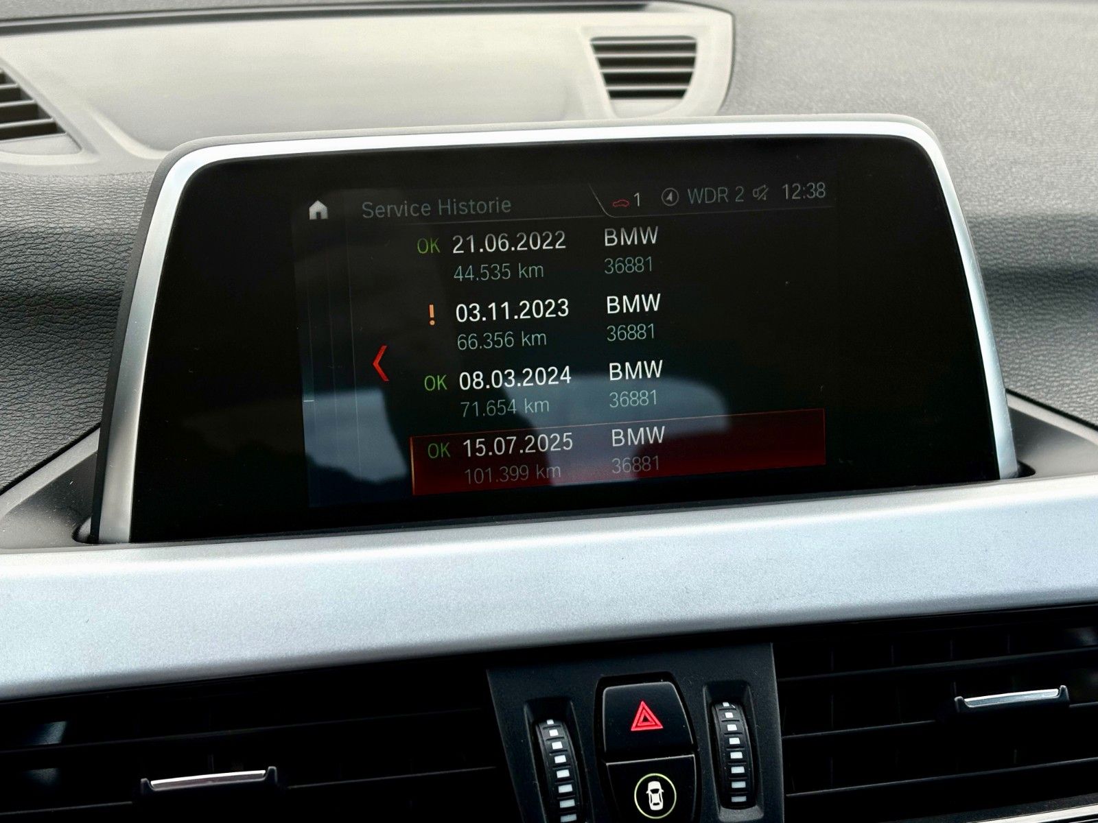 Fahrzeugabbildung BMW X1 sDrive18i Aut. Navi LED Tempomat SCHECKHEFT