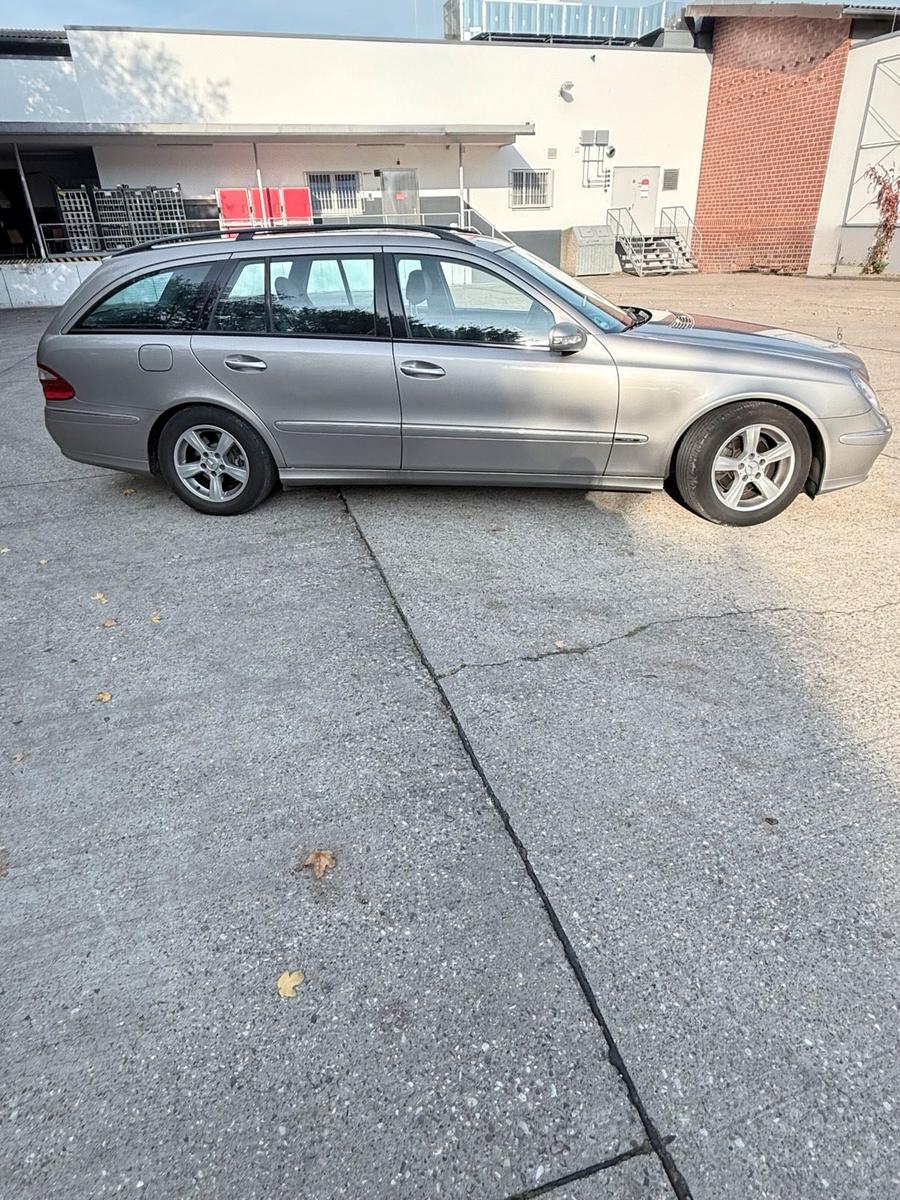 Mercedes-Benz E280 2007 — rear view