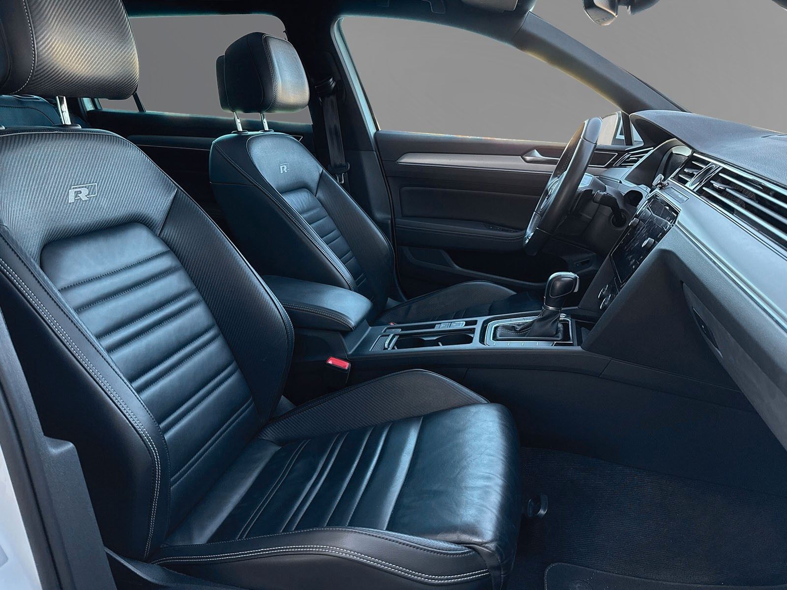 Fahrzeugabbildung Volkswagen Passat Variant R-Line *Standheizung*Pano*AHK*ACC