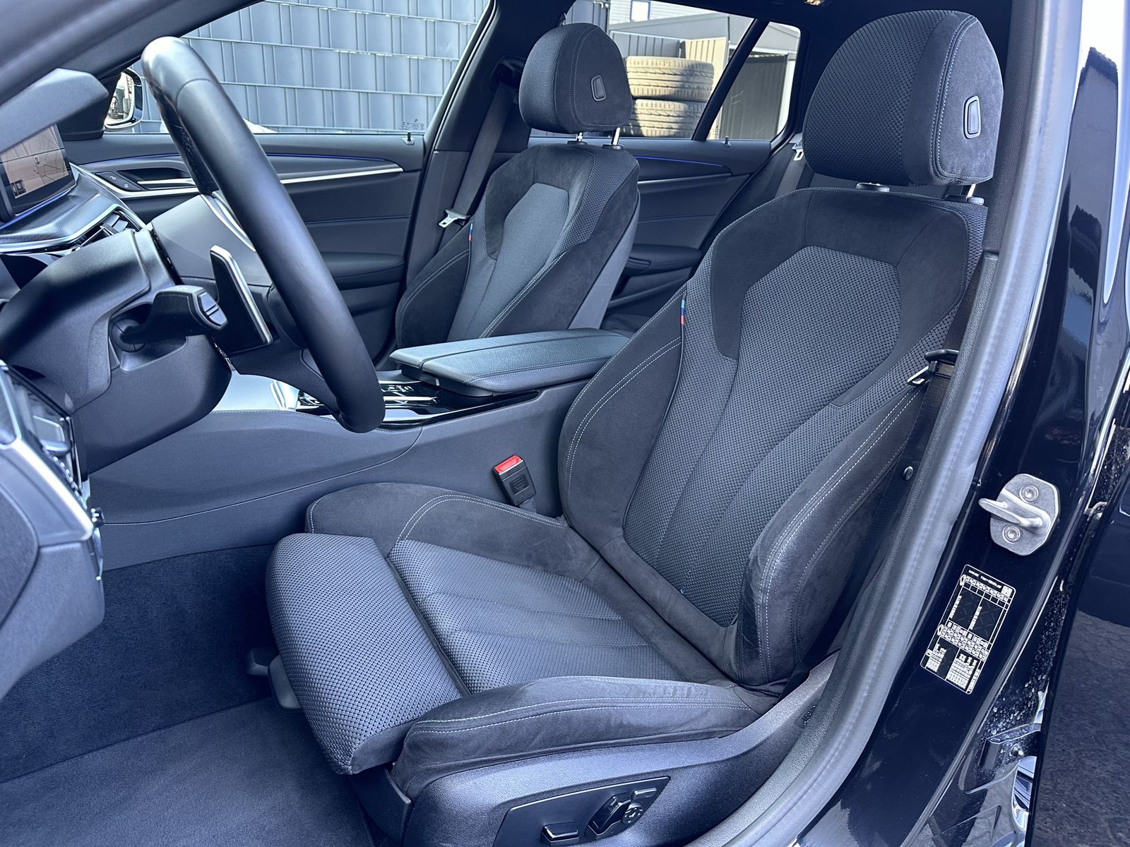 Fahrzeugabbildung BMW 520d Touring M-Sport NAV+LED+AHK+PANO+KAMERA+1HD