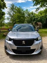 Peugeot 2008 PureTech 130 EAT8 GT GT - silberne Peugeot 2008
