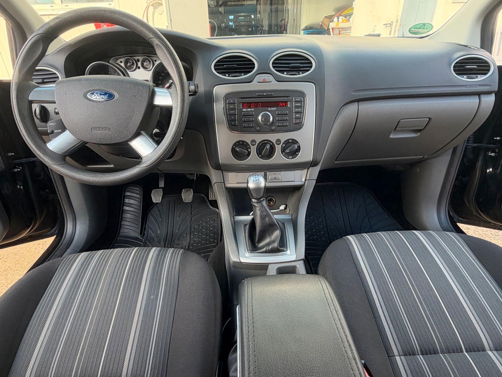 Ford Focus 2010 — photo 14