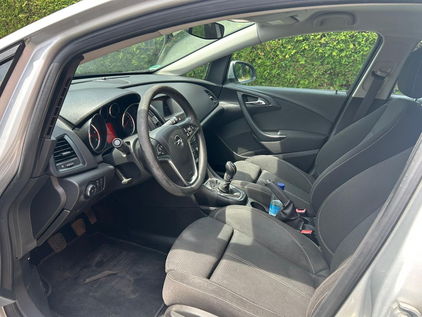 Opel Astra 2011 — photo 5