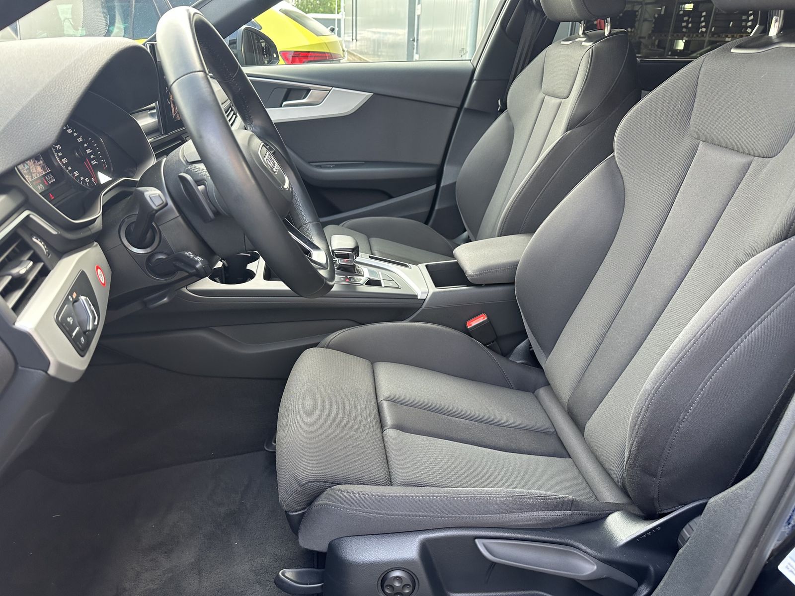 Fahrzeugabbildung Audi A4 Avant 45 TFSI Qu S-Line Black NAV+MATRIX+ACC