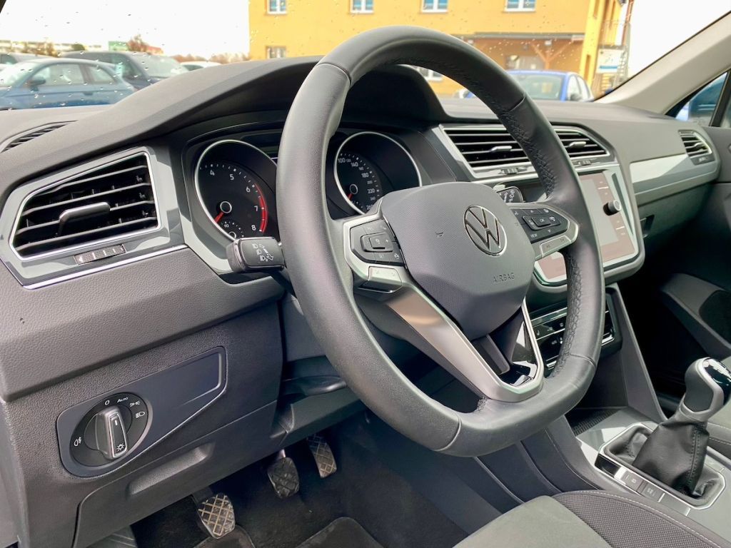 Fahrzeugabbildung Volkswagen Tiguan 1.5 TSI Life AAC NAVI SHZ PDC MASSAGE
