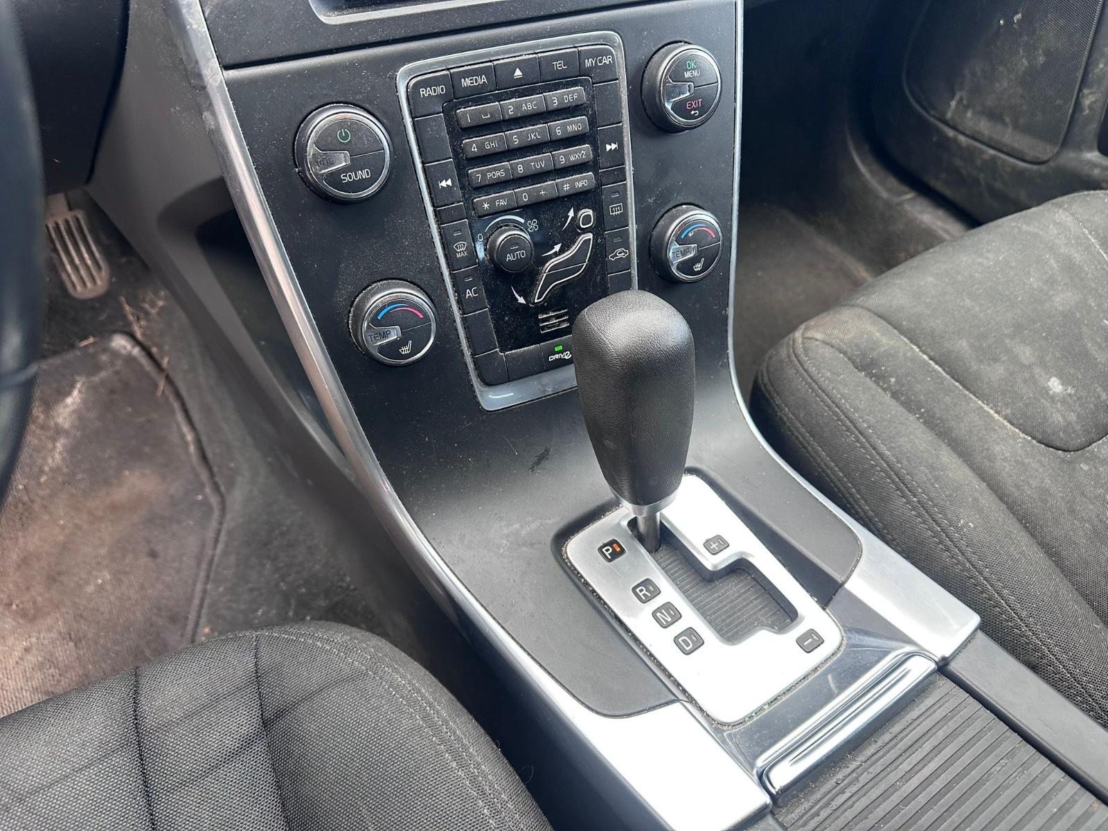 Volvo V60 2012 — photo 13