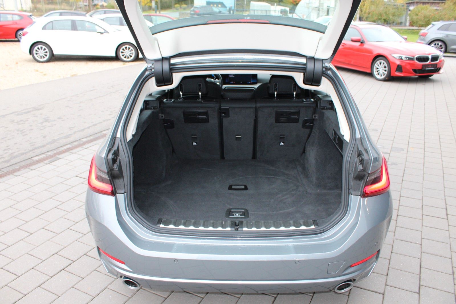 BMW 320 d xDrive Touring NAVI SHZ LED PDC AUT LIVE foto 7
