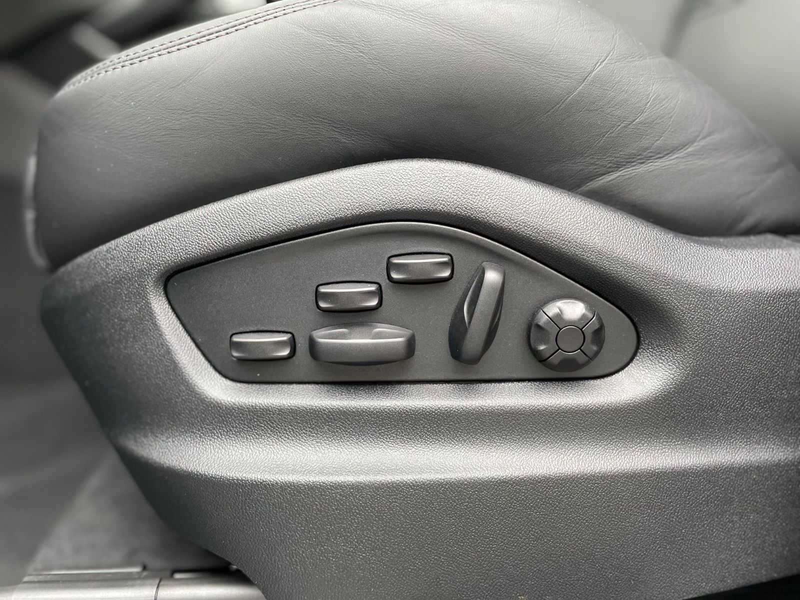 Fahrzeugabbildung Porsche Cayenne E-Hybrid Coupé |ACC|360°|SportDesign|22"