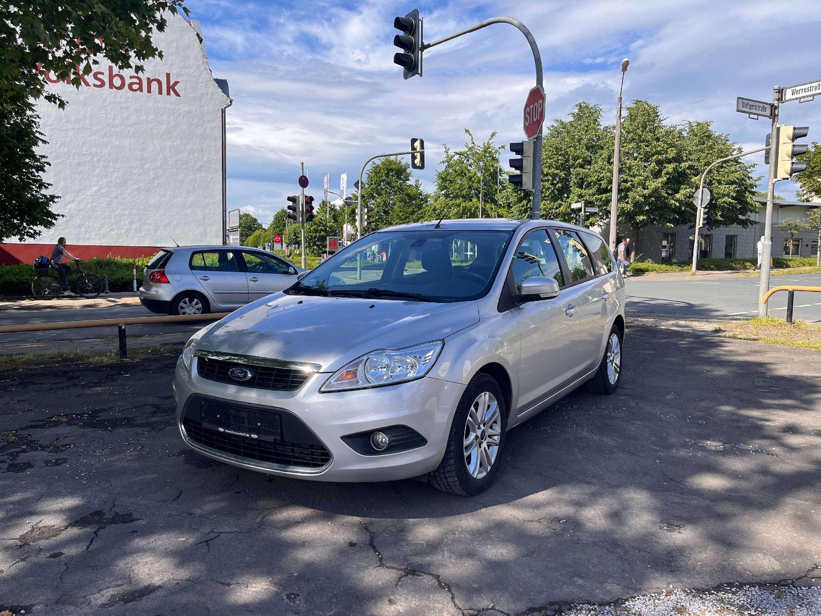 Ford Focus GHIA*KLIMATRONIC*TEMPOMAT*S-DACH*SHZ*TÜV06