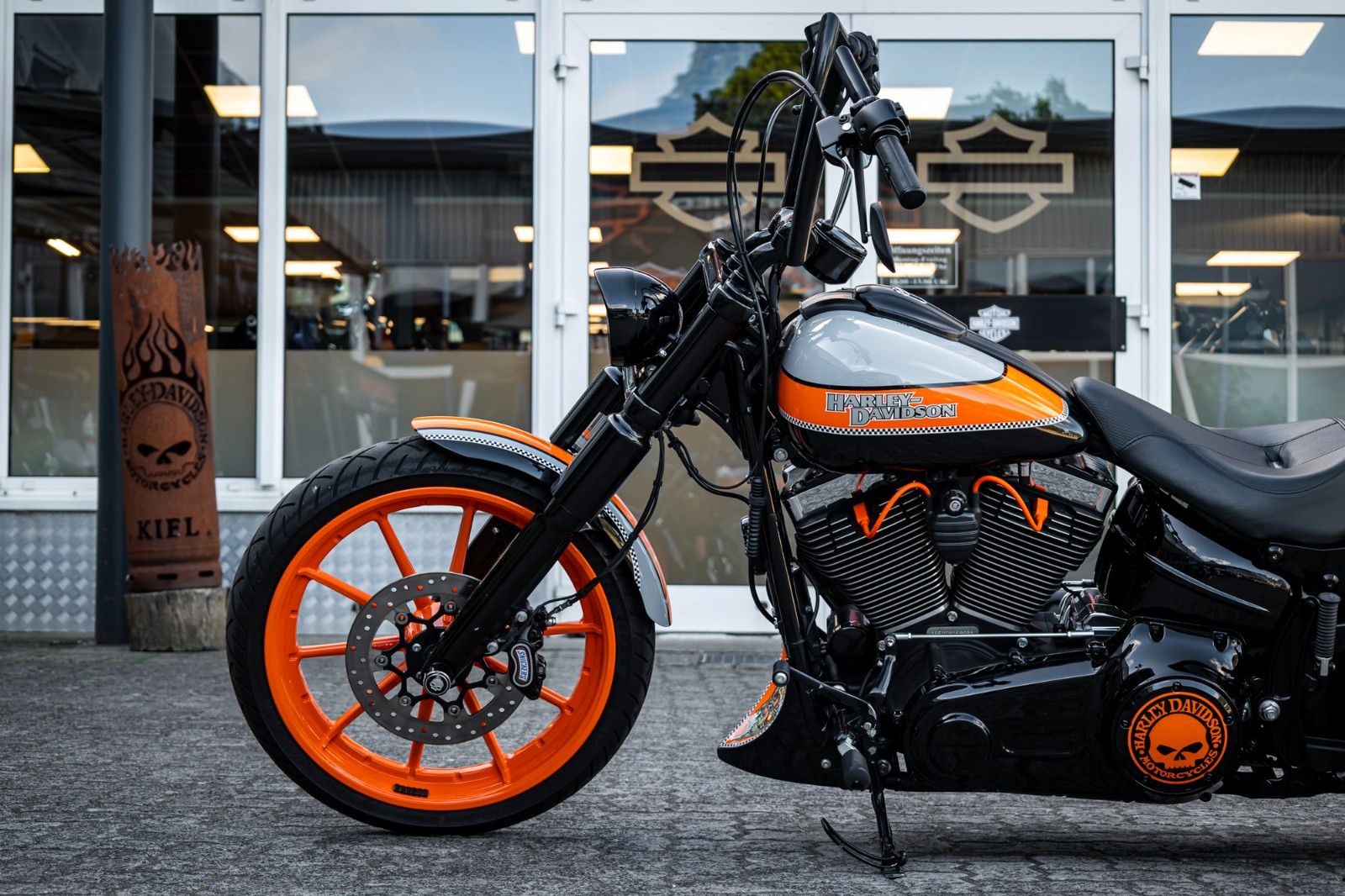 Fahrzeugabbildung Harley-Davidson FXSB Breakout 103 - Kesstech/Airride/Heckumbau -