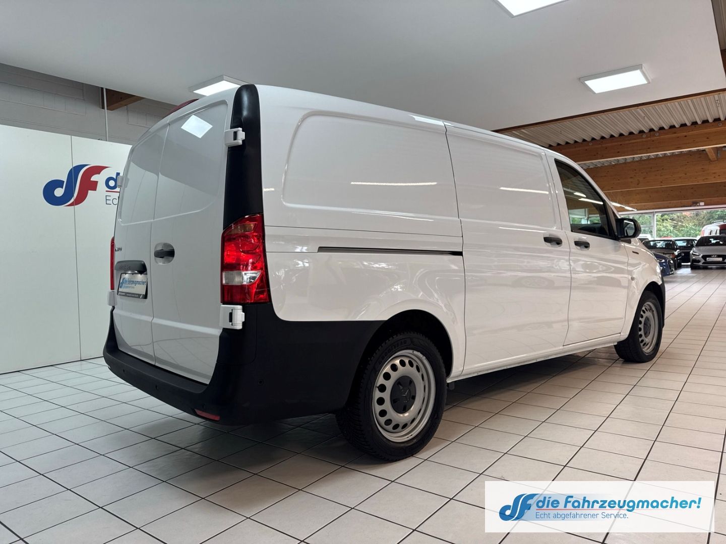 Fahrzeugabbildung Mercedes-Benz Vito Kasten e111 lang  LONG RANGE 60 DAB SHZ Rüc