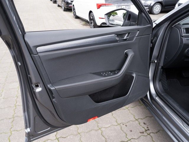Superb Combi Style iV AHK PANO STANDH MATRIX