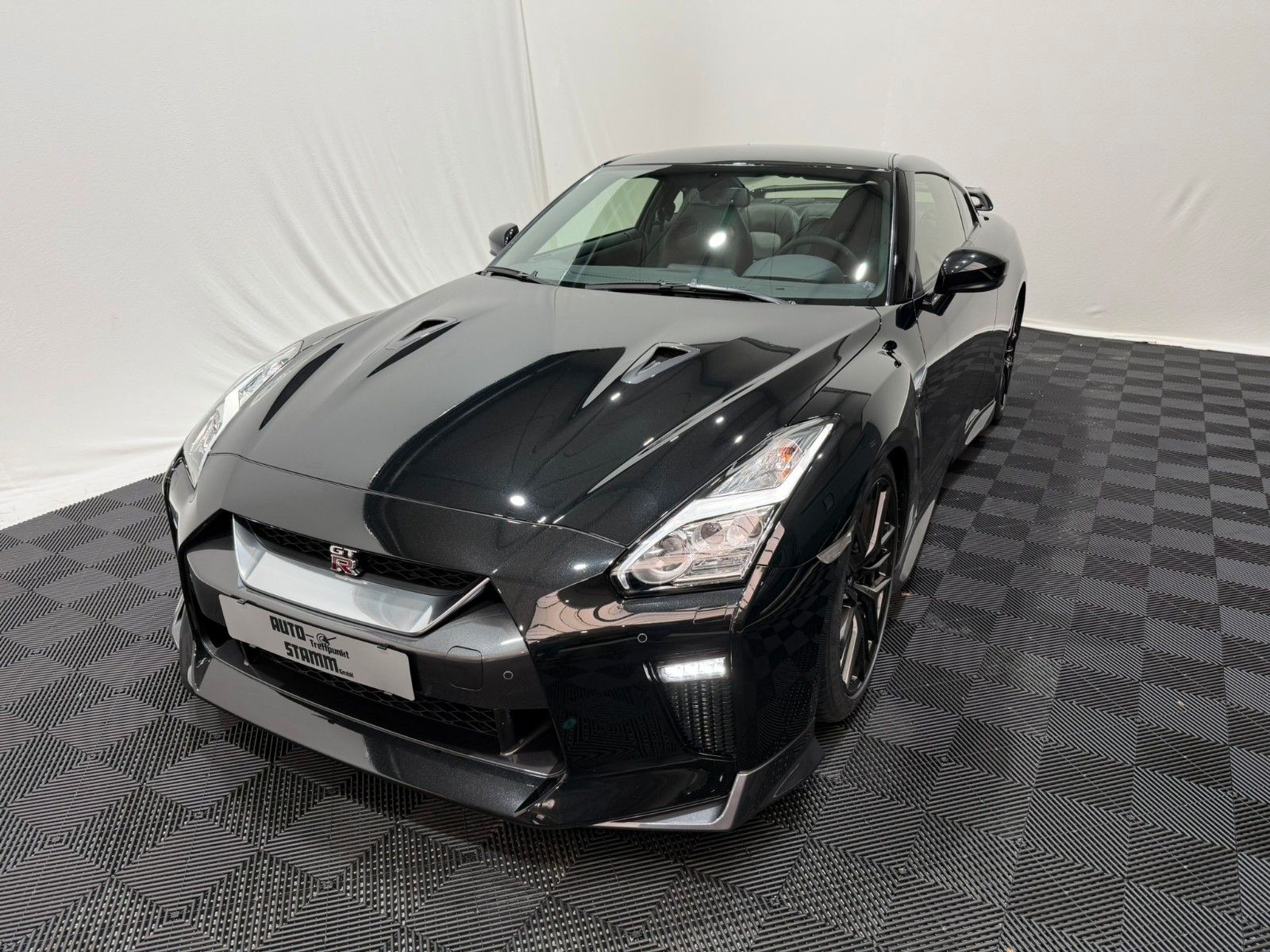 Fahrzeugabbildung Nissan GT-R Prestige Edition / S.heft Nissan Brömmler