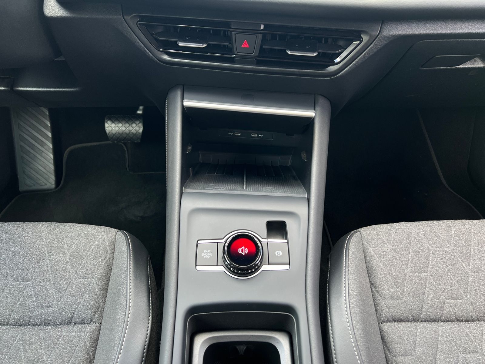 Fahrzeugabbildung Volkswagen Tayron Life 1.5 eTSI DSG *AHK,7-Sitzer,LED,ACC,K