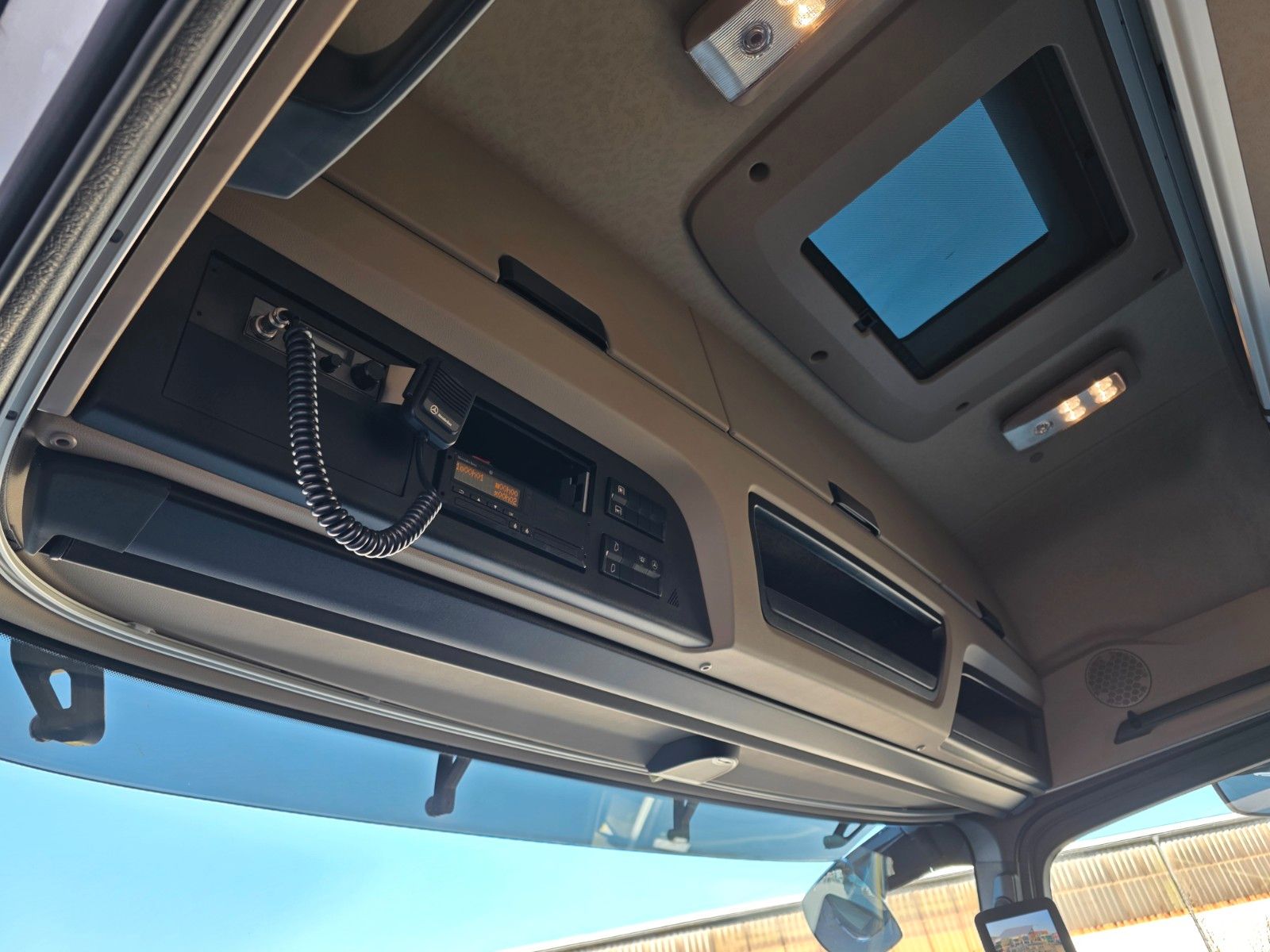 Fahrzeugabbildung Mercedes-Benz Actros 2551 L 6x2 Palfinger PK22002 Funk Solo