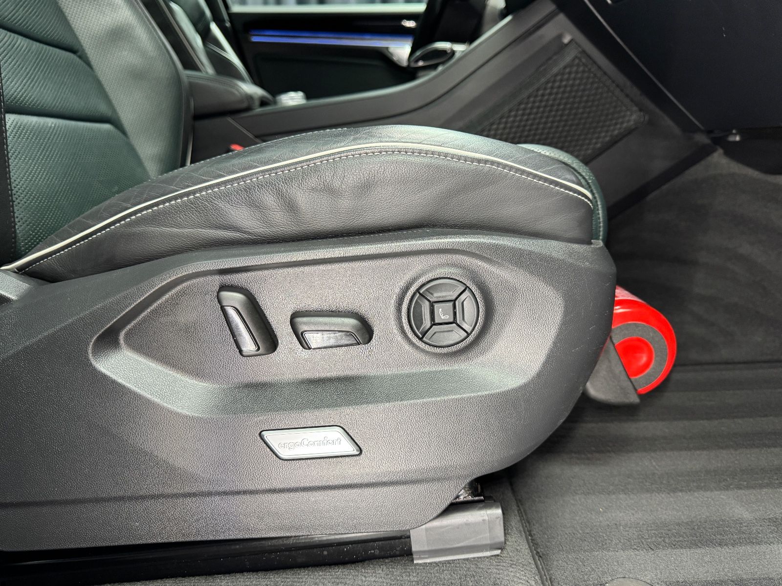 Fahrzeugabbildung Volkswagen Touareg 4.0 TDI V8 Atmosphere 4Motion|R-LINE|AHK