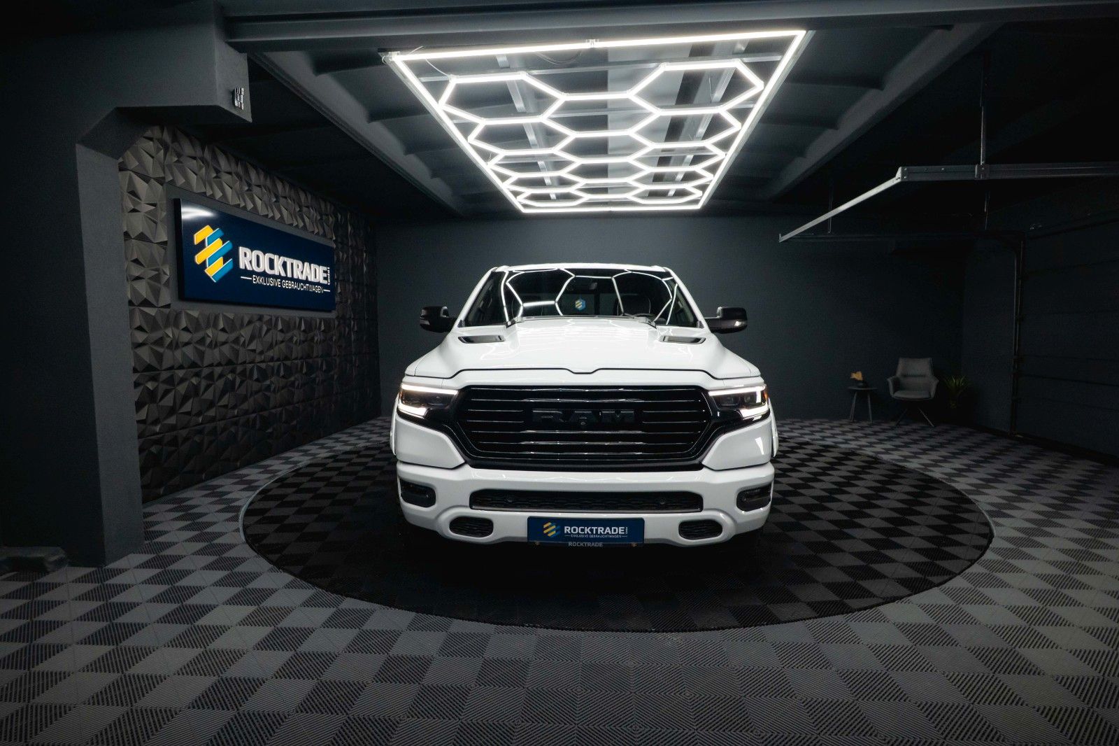 Fahrzeugabbildung Dodge RAM 5.7 V8 HEMI 4x4 OFFROAD Night-Paket *LED*19%