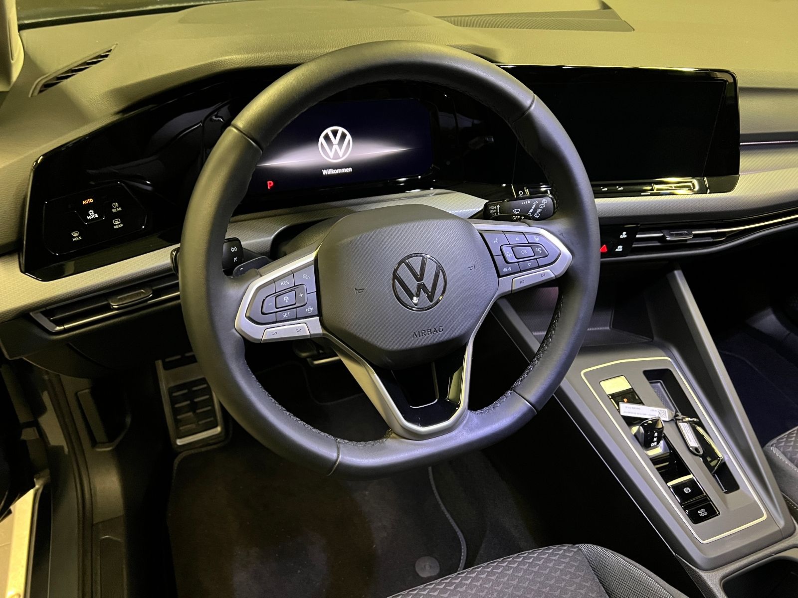 Fahrzeugabbildung Volkswagen Golf VIII Variant ACTIVE 1.5 eTSI DSG *AHK, LED,