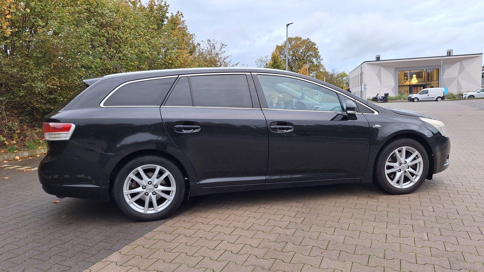 Toyota Avensis 2010 — interior