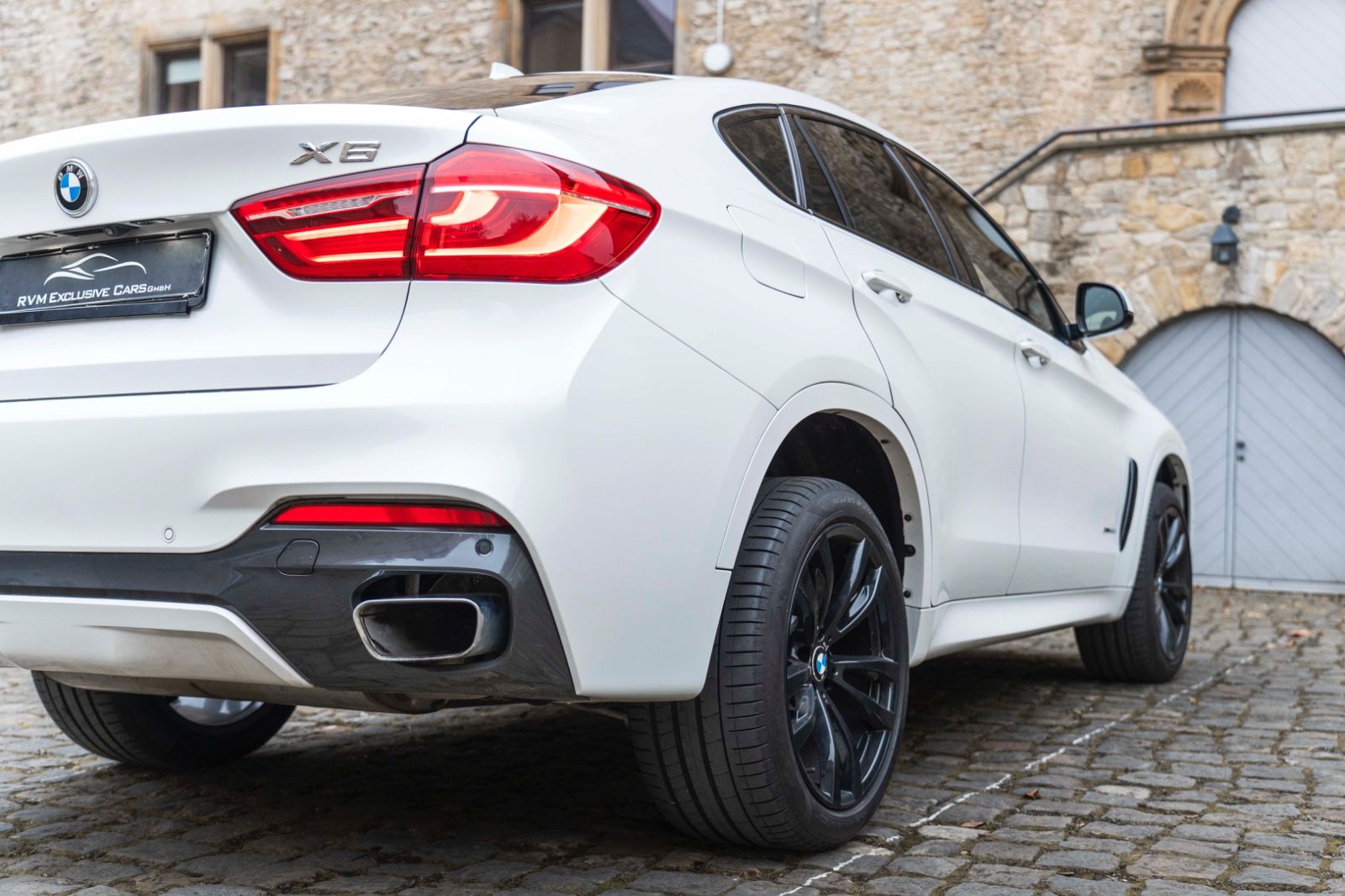 Fahrzeugabbildung BMW X6 xDrive50i M-Sportpaket HUD 360° H&K LED SOFT