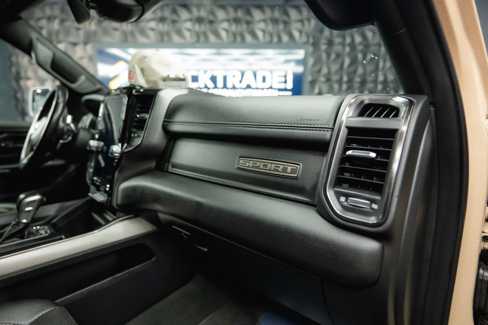 Fahrzeugabbildung Dodge RAM 5.7 V8 HEMI 4x4 NIGHT GT SPORT Offroad 19%