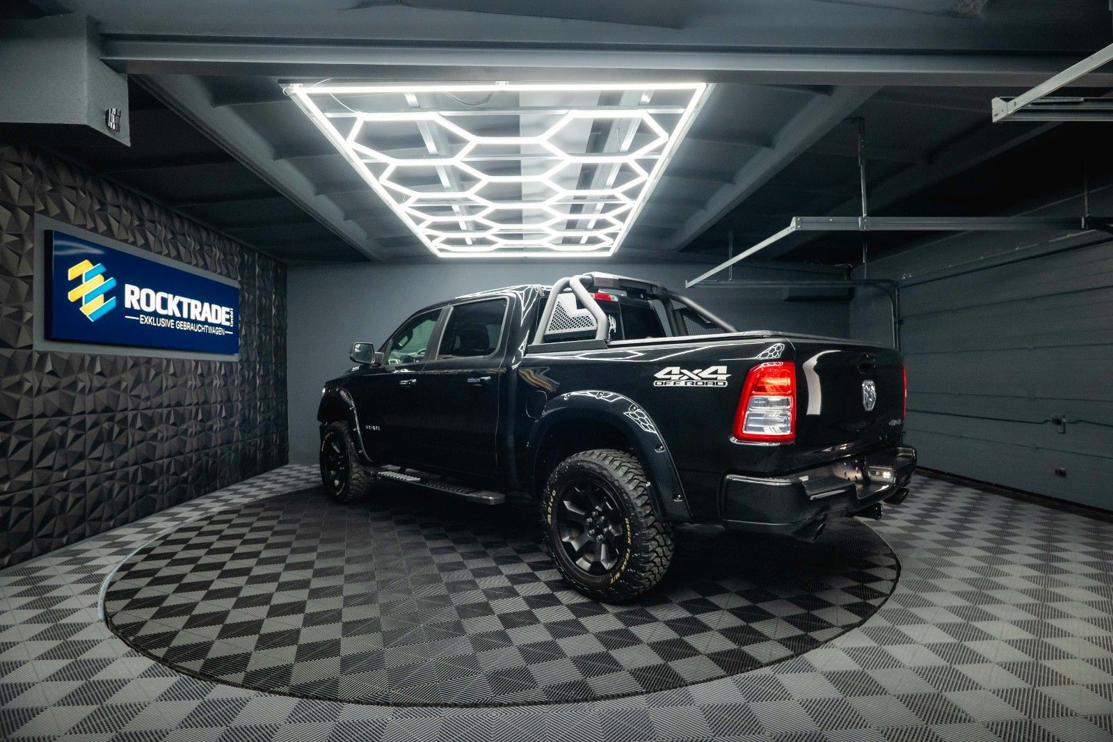 Fahrzeugabbildung Dodge RAM 5.7 V8 HEMI 4x4 OFFROAD Night-Paket *LED*