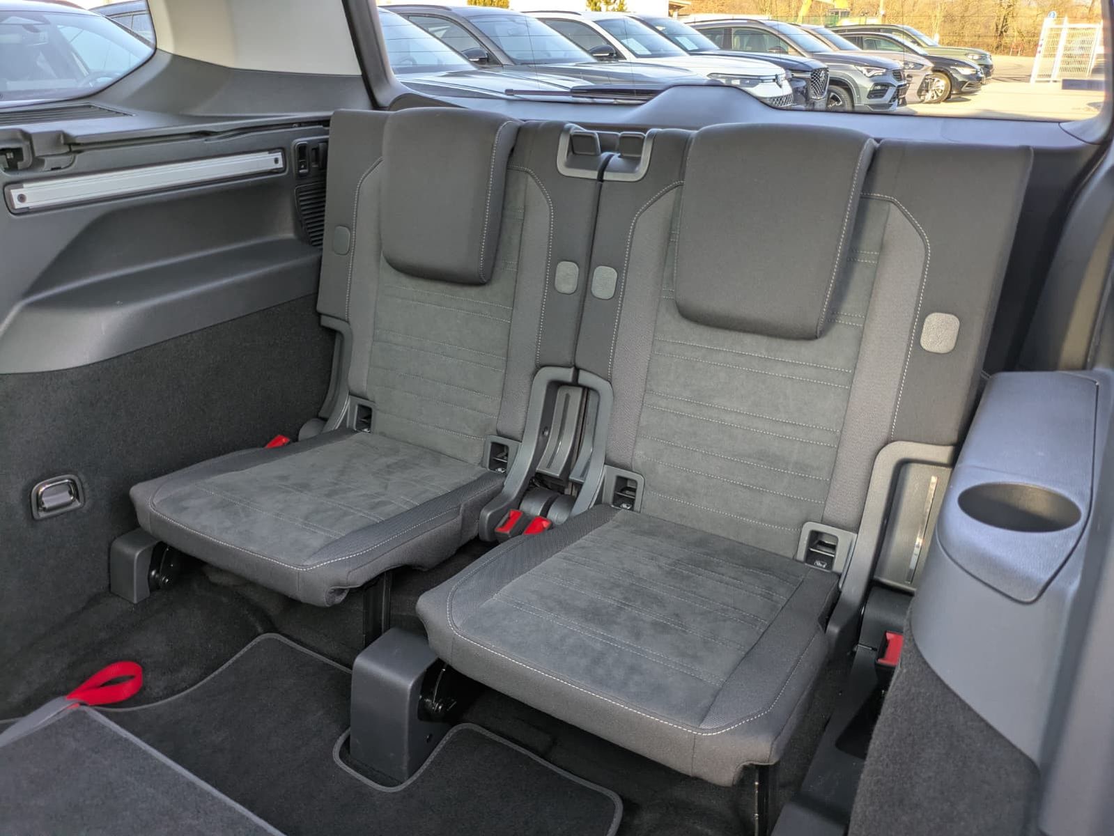 Fahrzeugabbildung Volkswagen Touran 2.0 DSG R-Line High BLACK Pano*7Si*IQ*AHK