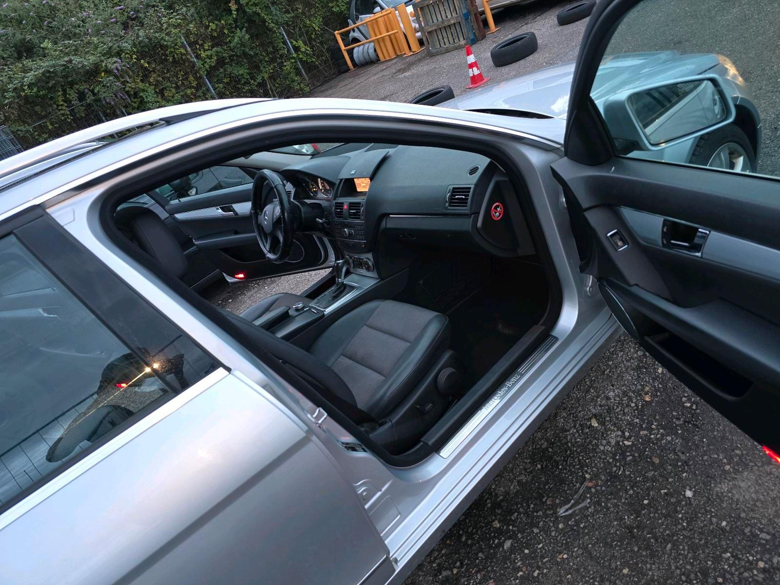 Mercedes-Benz C180 2010 — photo 11