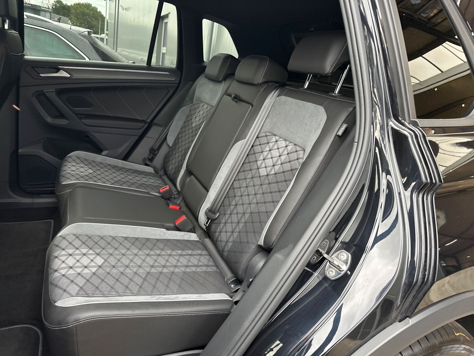 Fahrzeugabbildung Volkswagen Tiguan 1.5 TSI DSG R-Line NAV+LED+20ZO+HUD