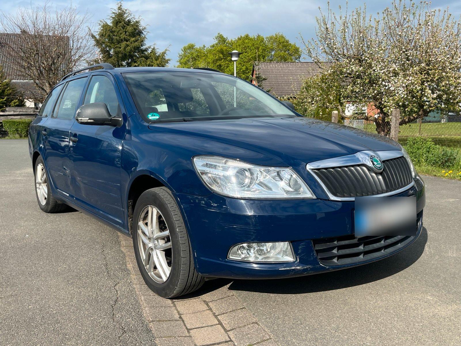 Skoda Octavia 2013 — rear view