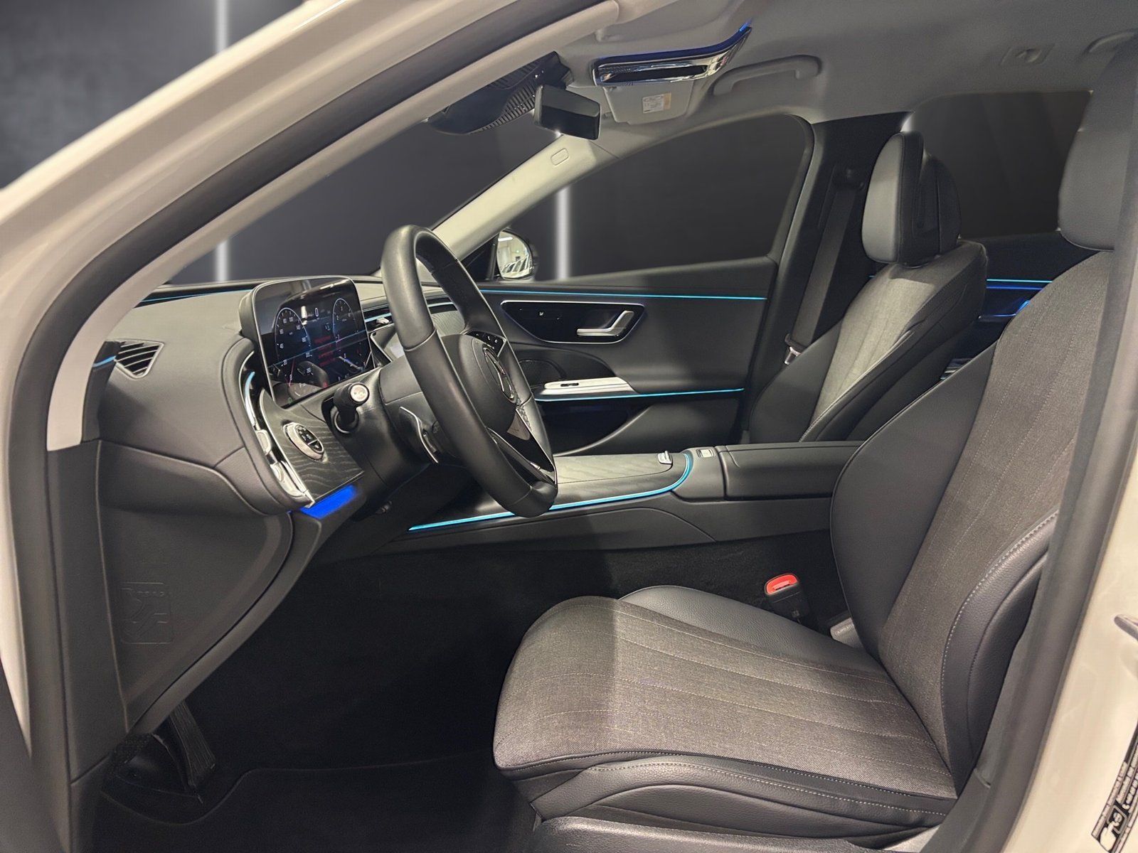 Fahrzeugabbildung Mercedes-Benz E 220 T d Avantgarde*AHK*Distronic*Totwinke*LED*