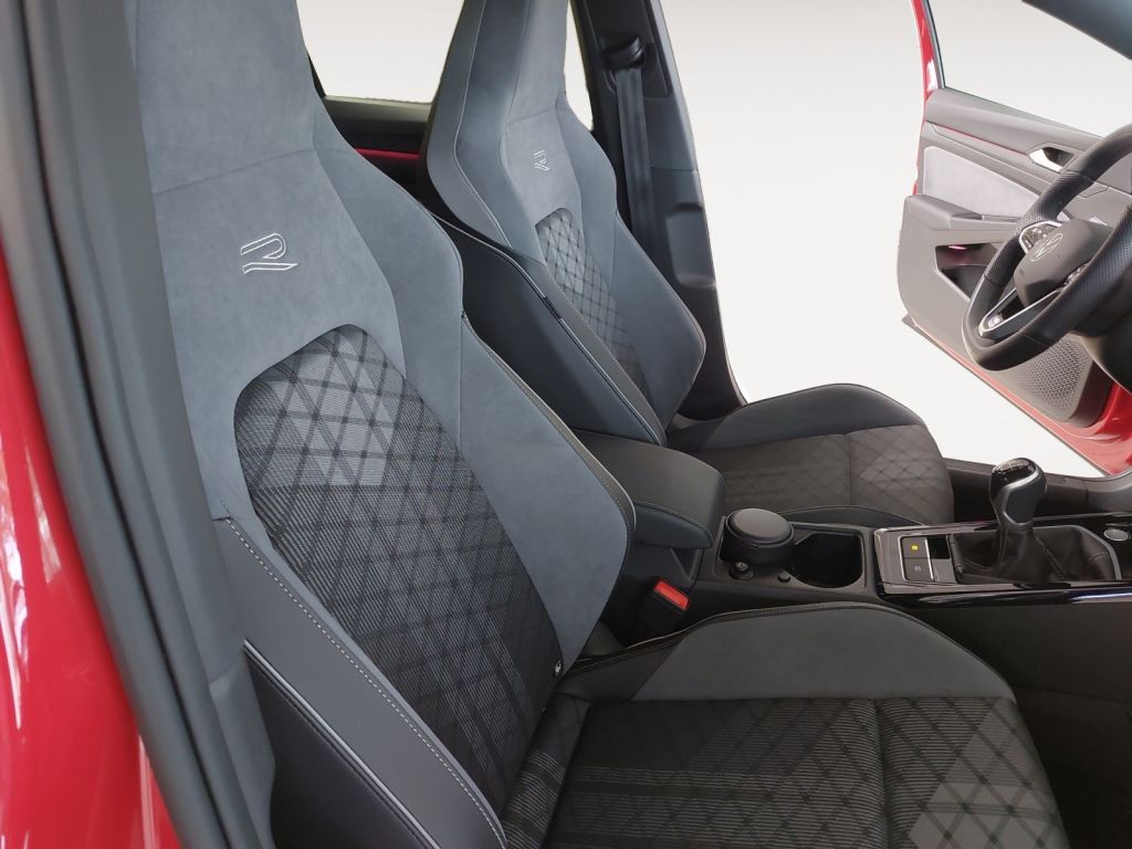 Fahrzeugabbildung Volkswagen Golf 1.5 TSI R-Line