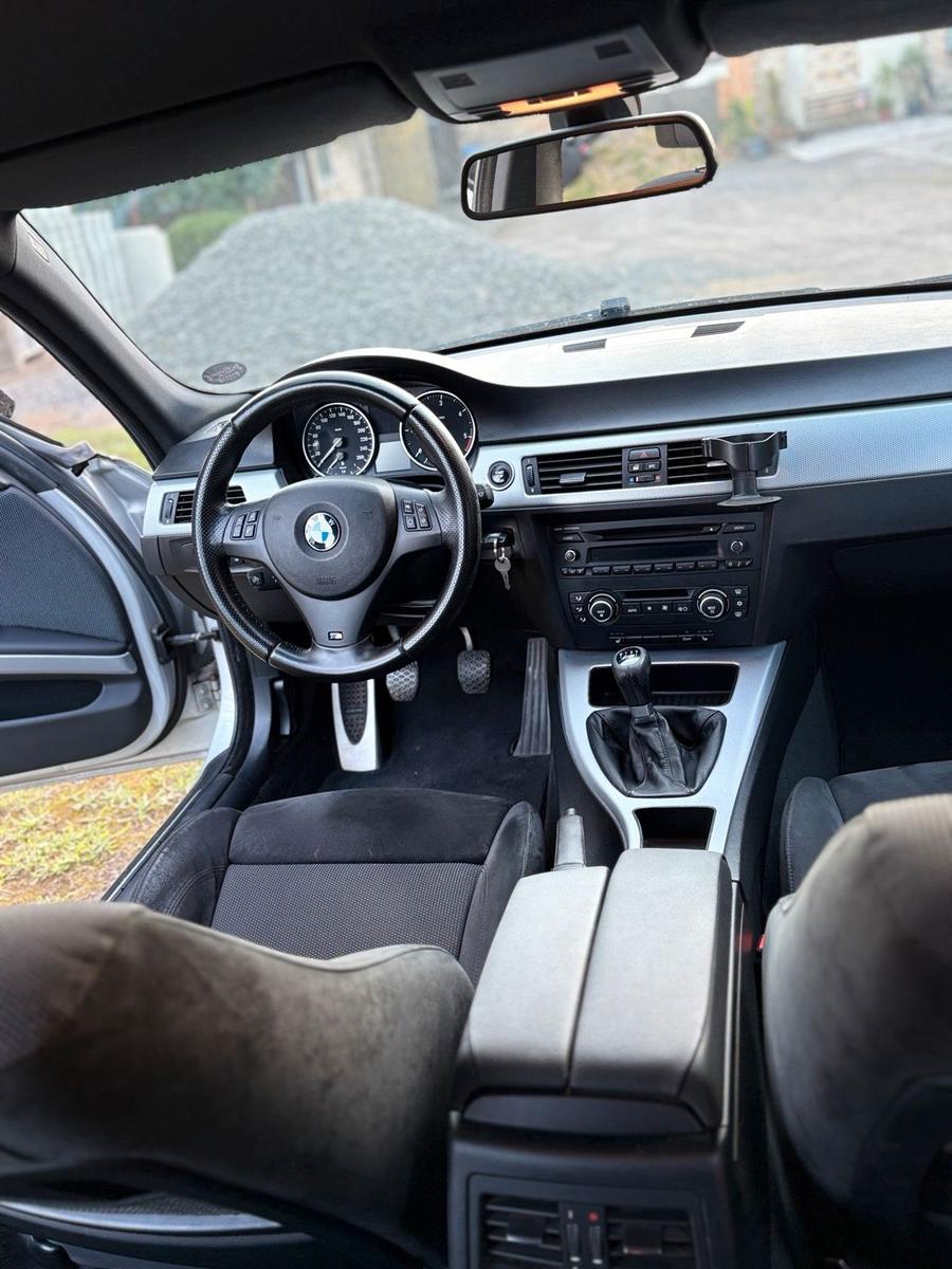 BMW 318 2011 — photo 10