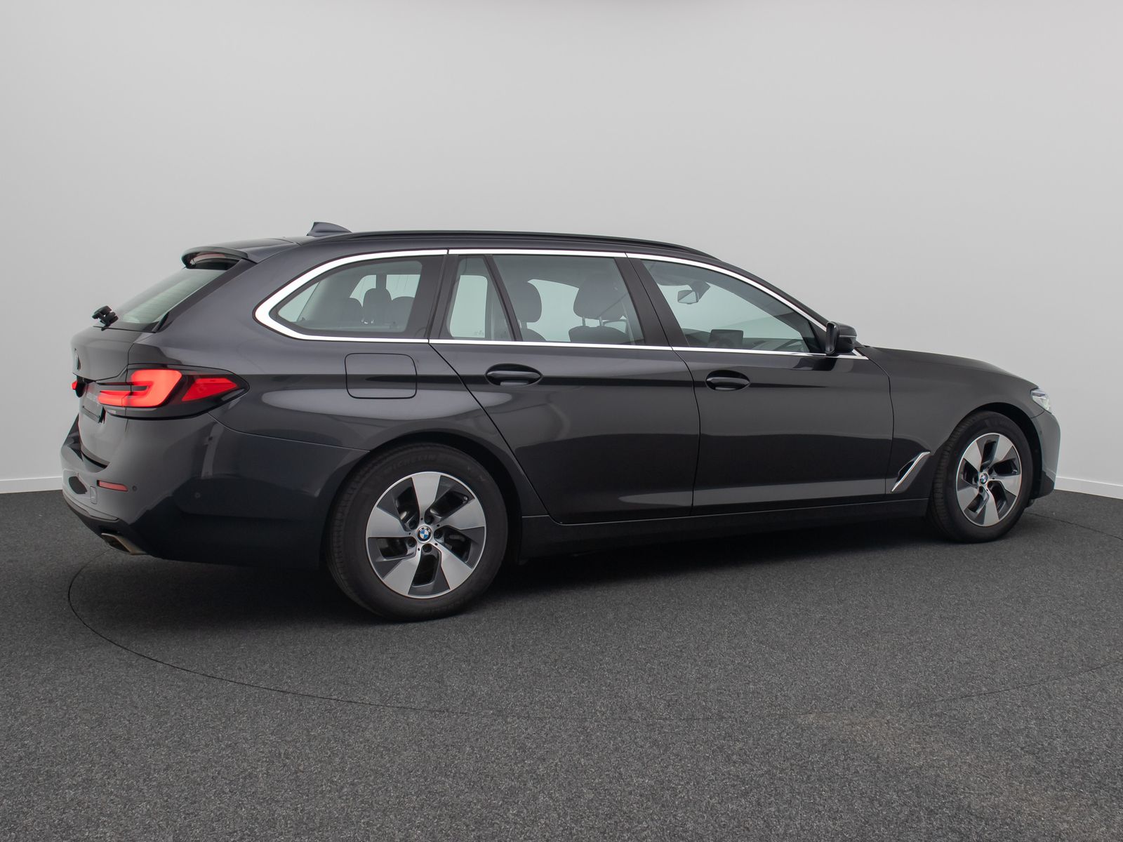 Fahrzeugabbildung BMW 520d xD  DAB Laser HUD Kamera AHK ALarm Komfort