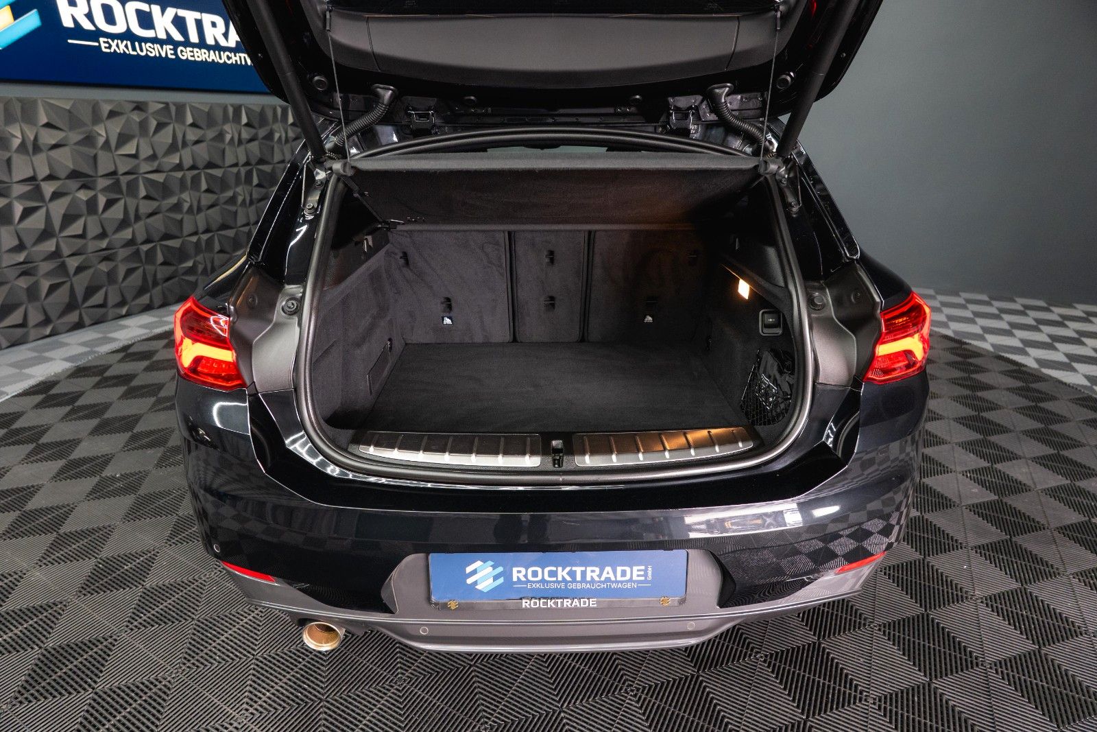 Fahrzeugabbildung BMW X2 sDrive 18i M Sport Automatik *Alcantara*LED*