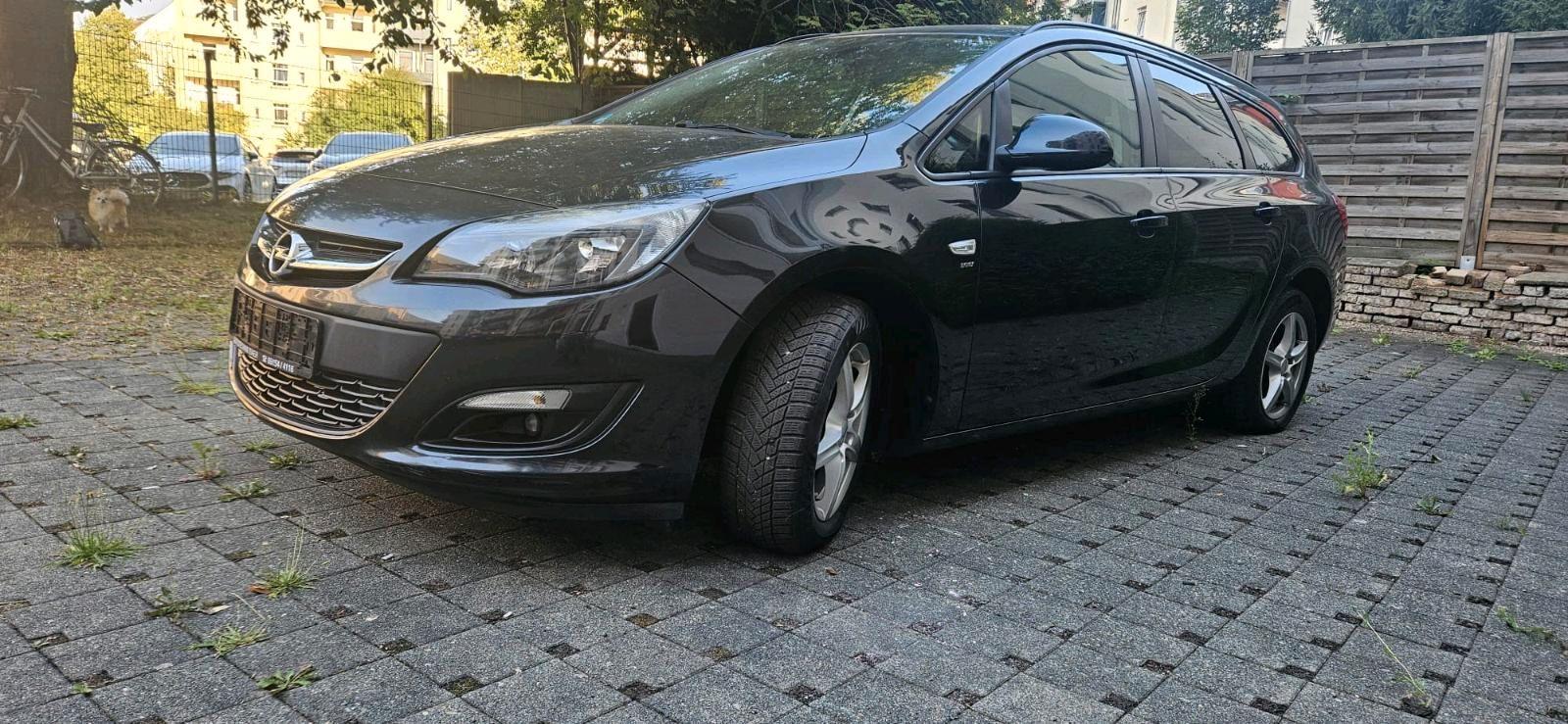 Opel Astra 2014 — rear view