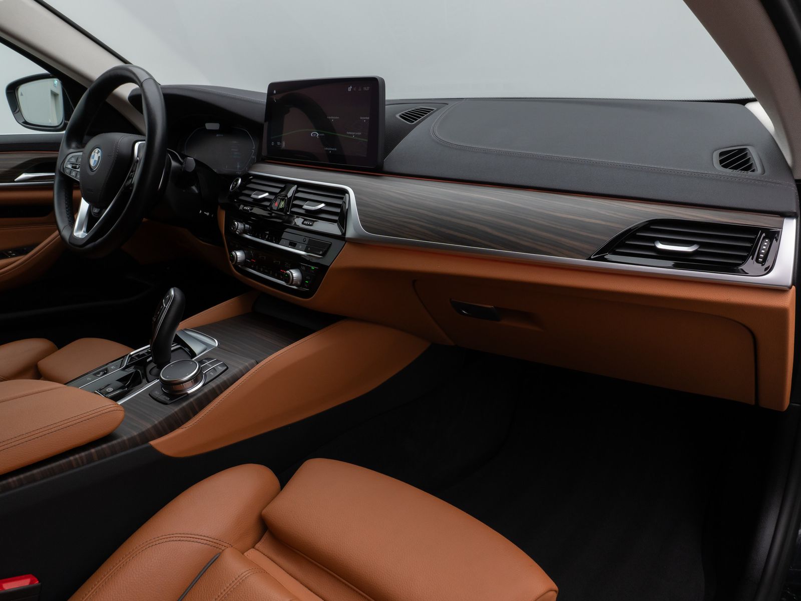 Fahrzeugabbildung BMW 530e xD LuxuryLine 360°HUD DAB AHK Komfort Sport