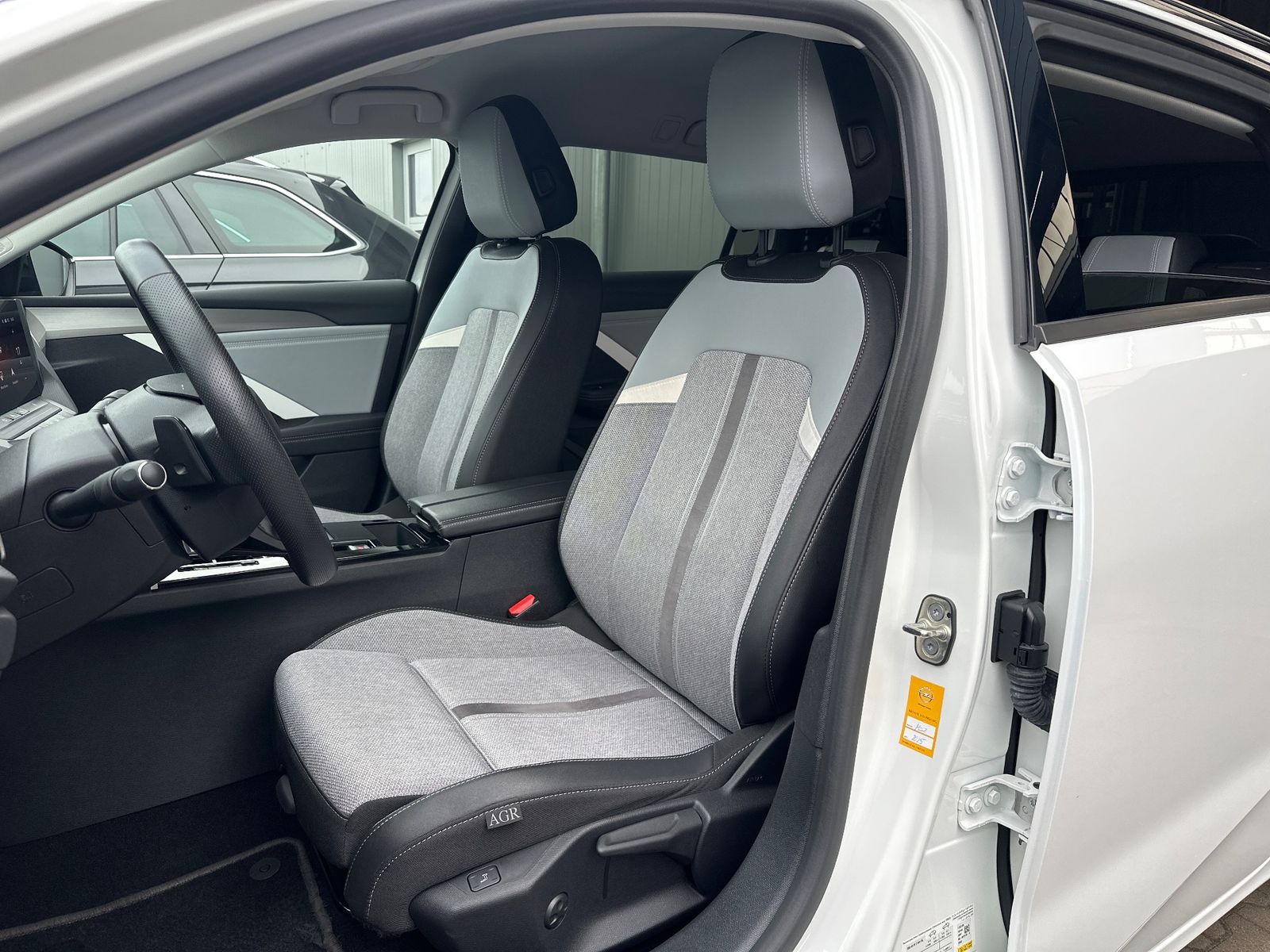 Fahrzeugabbildung Opel Astra SpT 1.5 D Automatik Business Elegance NAV