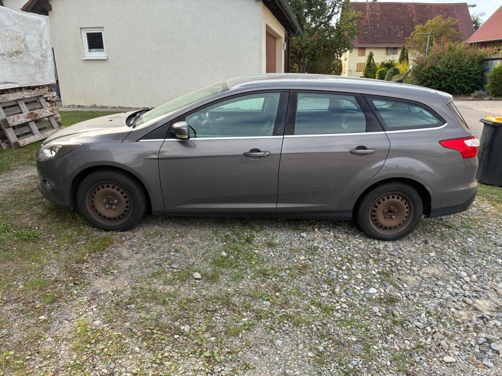Ford Focus 2012 — rear view