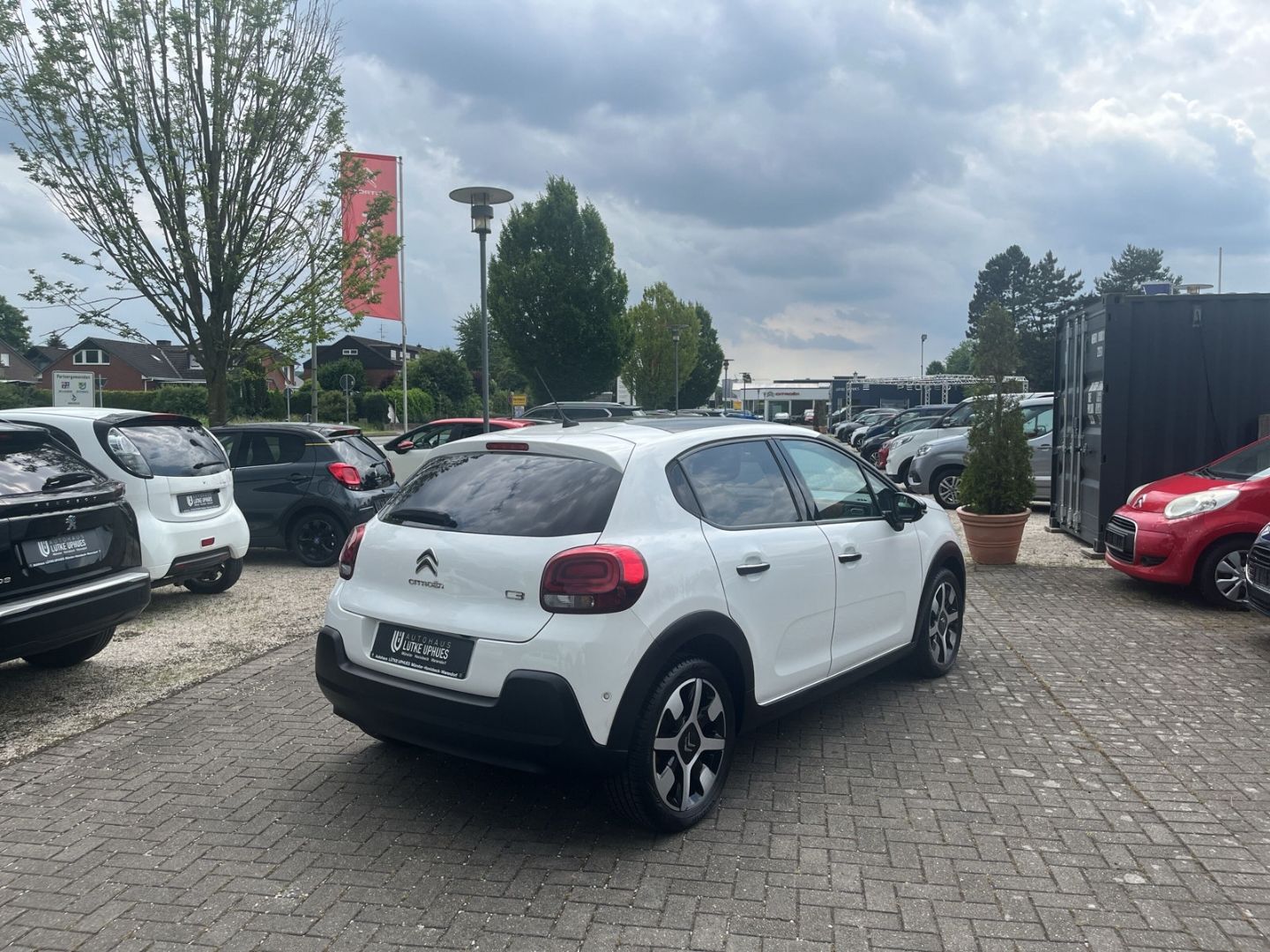 Fahrzeugabbildung Citroën C3 1.2 PureTech 110 Shine Panorama Navi DAB SHZ