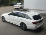 Mercedes-Benz E 220 D Avantgarde LED MBUX Distronic Pano AHK - Mercedes-Benz E 220: mit Navigationssystem