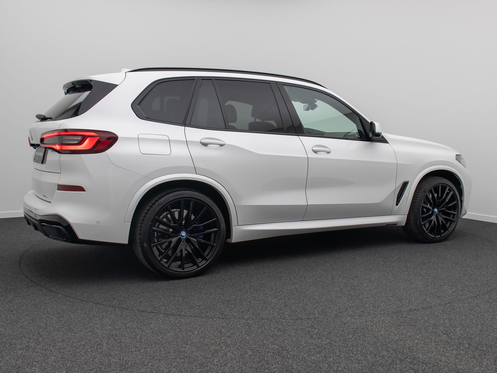 Fahrzeugabbildung BMW X5 xD45e M Sport 360° Laser SoftCl HUD DAB HiFi