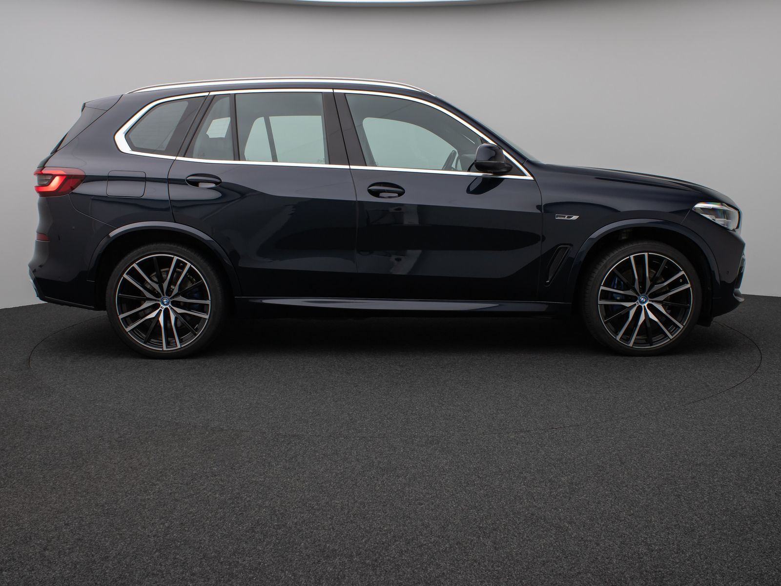 Fahrzeugabbildung BMW X5 xD45e M Sport Panorama HUD HiFi DisKey 22Zoll